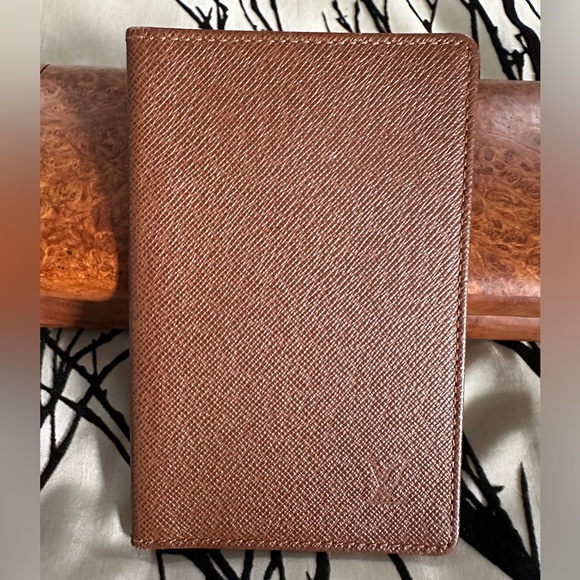 Louis Vuitton Other - Louis Vuitton 🎉HP🎉 Porte 2 Cartes Vertical brown Taiga leather